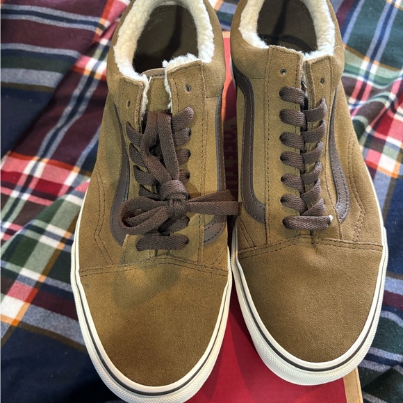 I am selling a brand new pair of Vans Old Skool Sherpa. They are size 9.5 Men’s - Picture 5 of 9